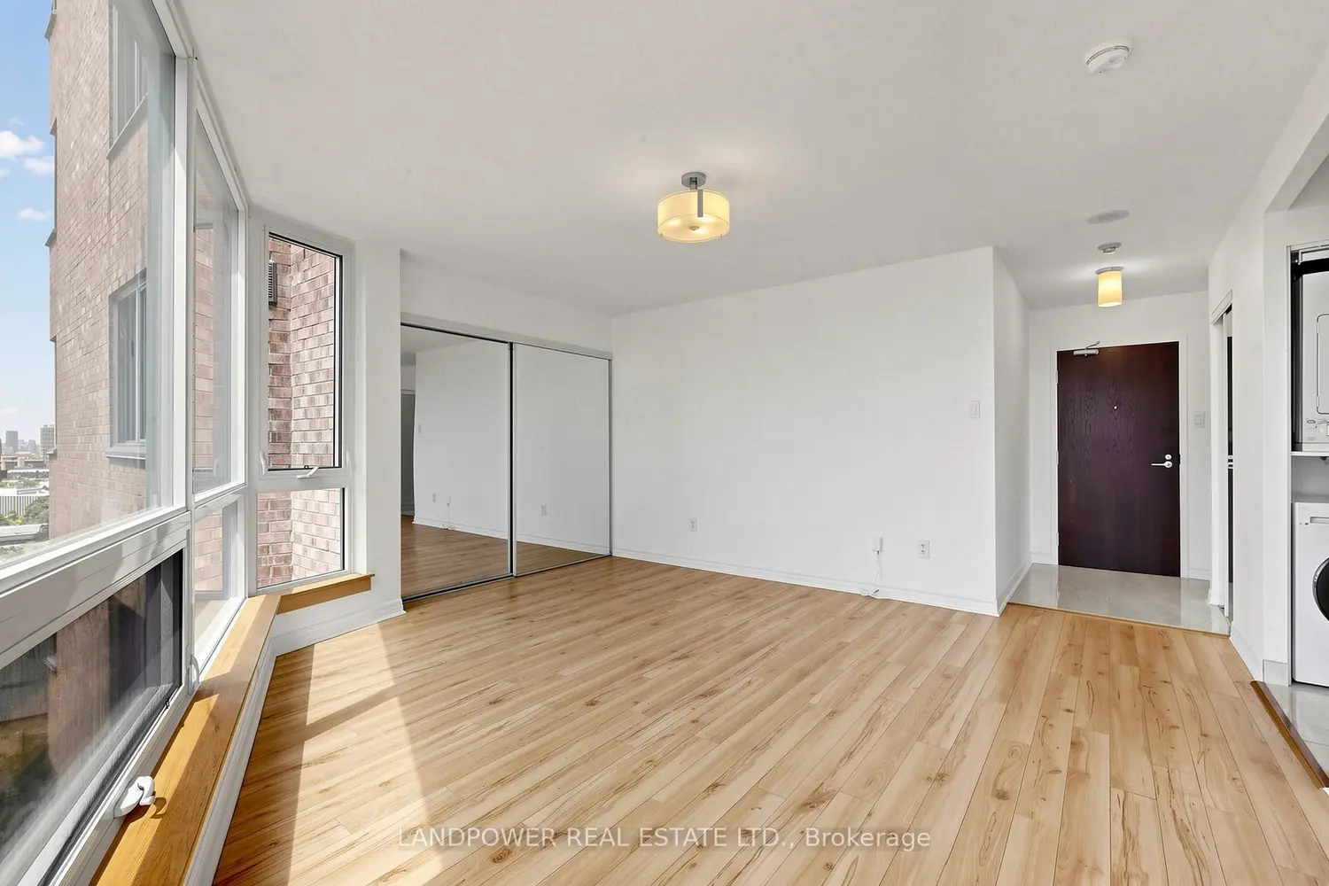1055 Bay Street 1710 photo 4