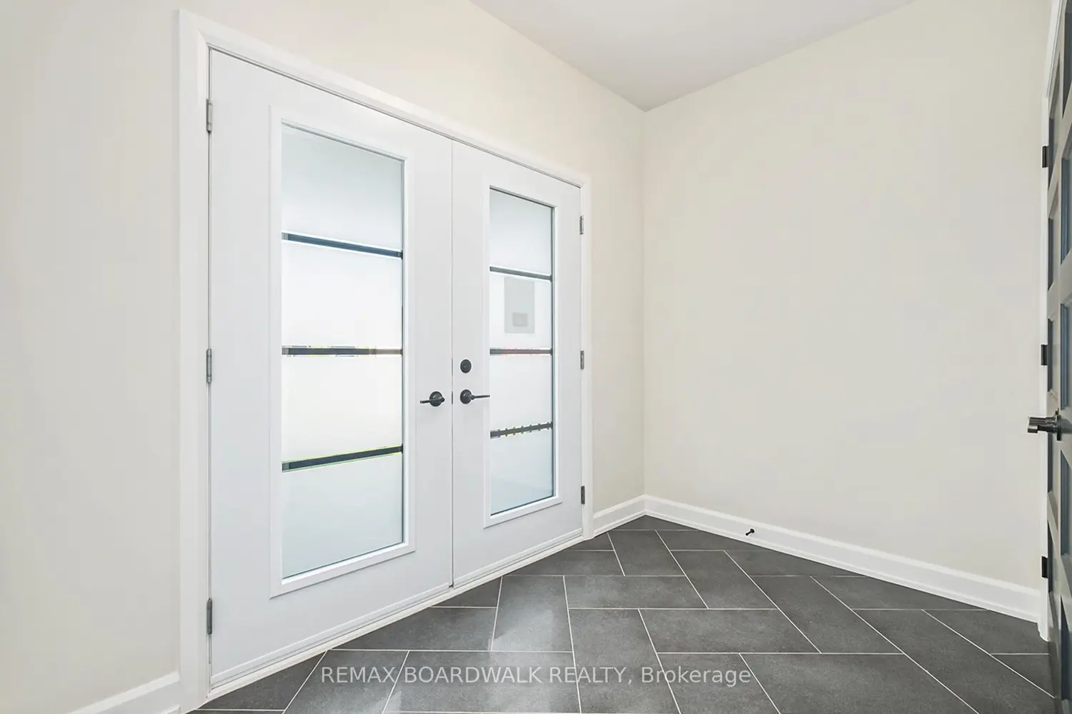 1064 Chablis Crescent photo 2