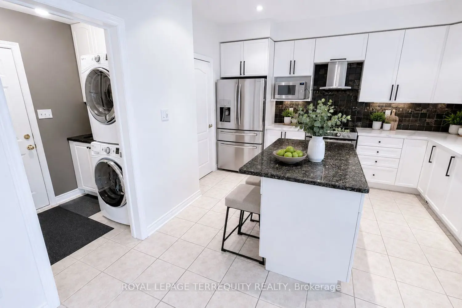 2089 Blackforest Crescent photo 5