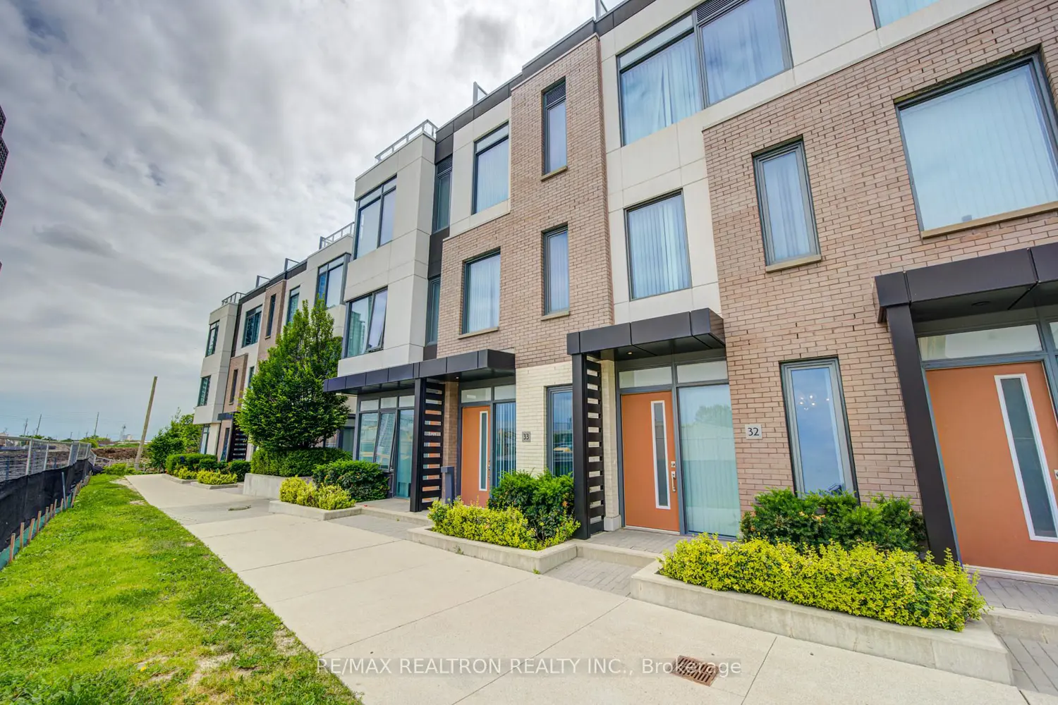 1050 Portage Parkway Th33