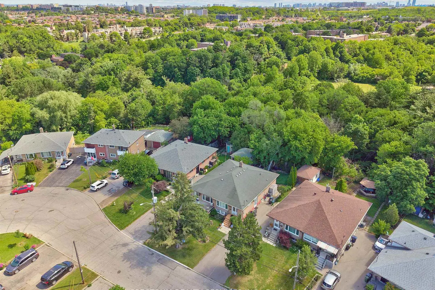 37 Newlin Crescent photo 4