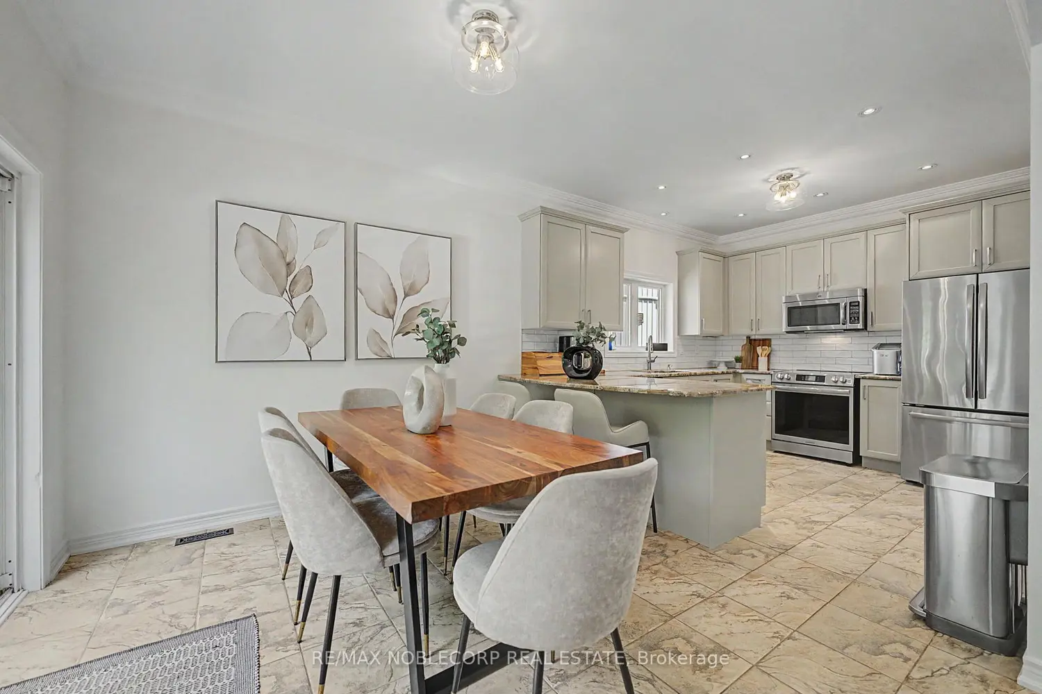 68 Meadowglen Boulevard photo 3
