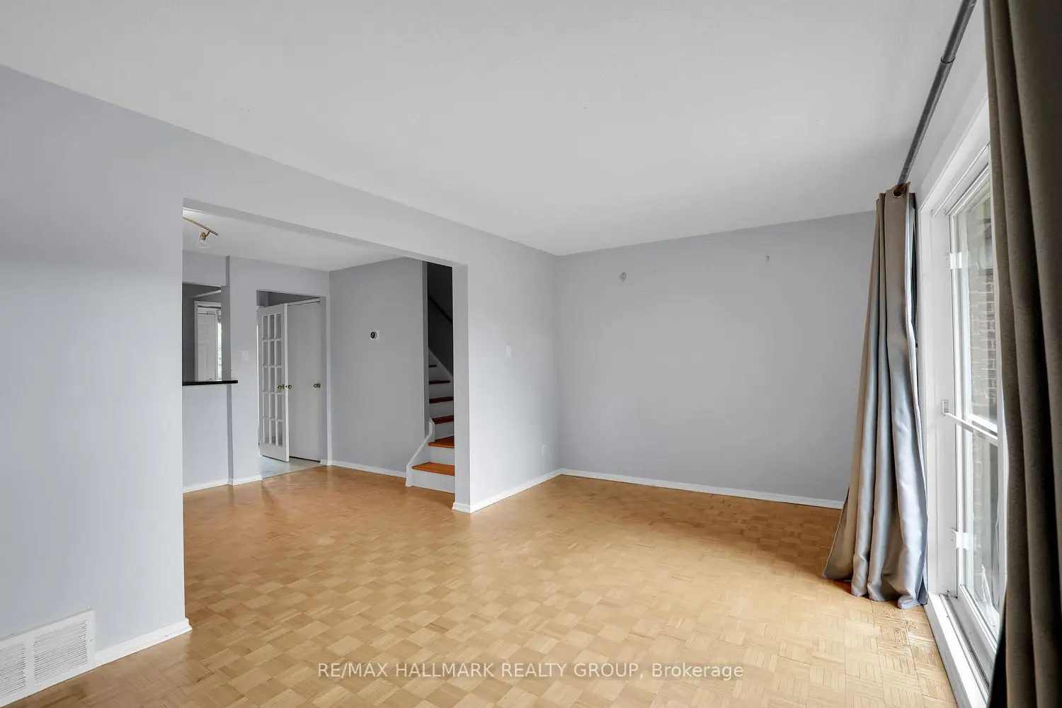 2912 Fairlea Crescent photo 5