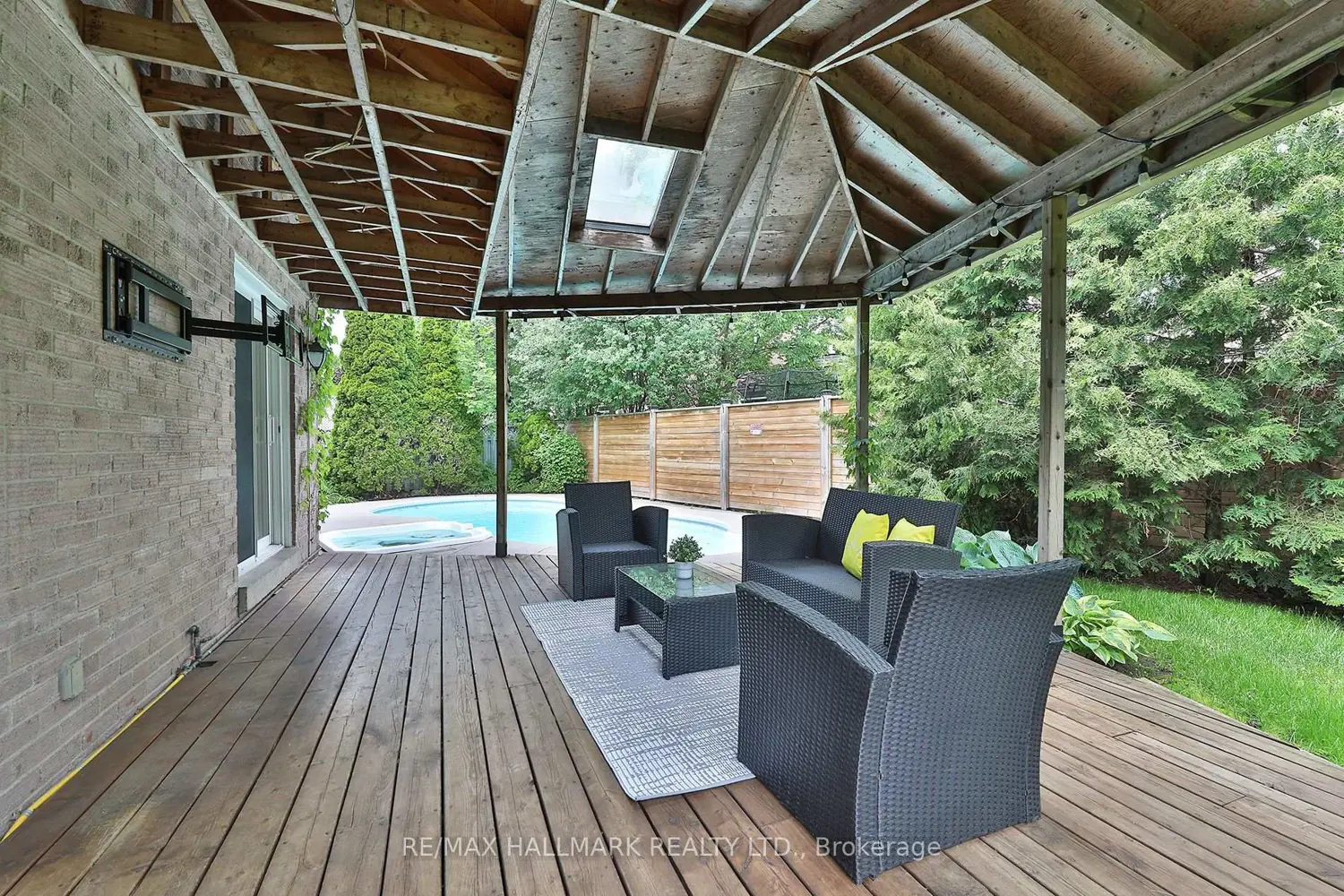 58 Pickett Crescent photo 4