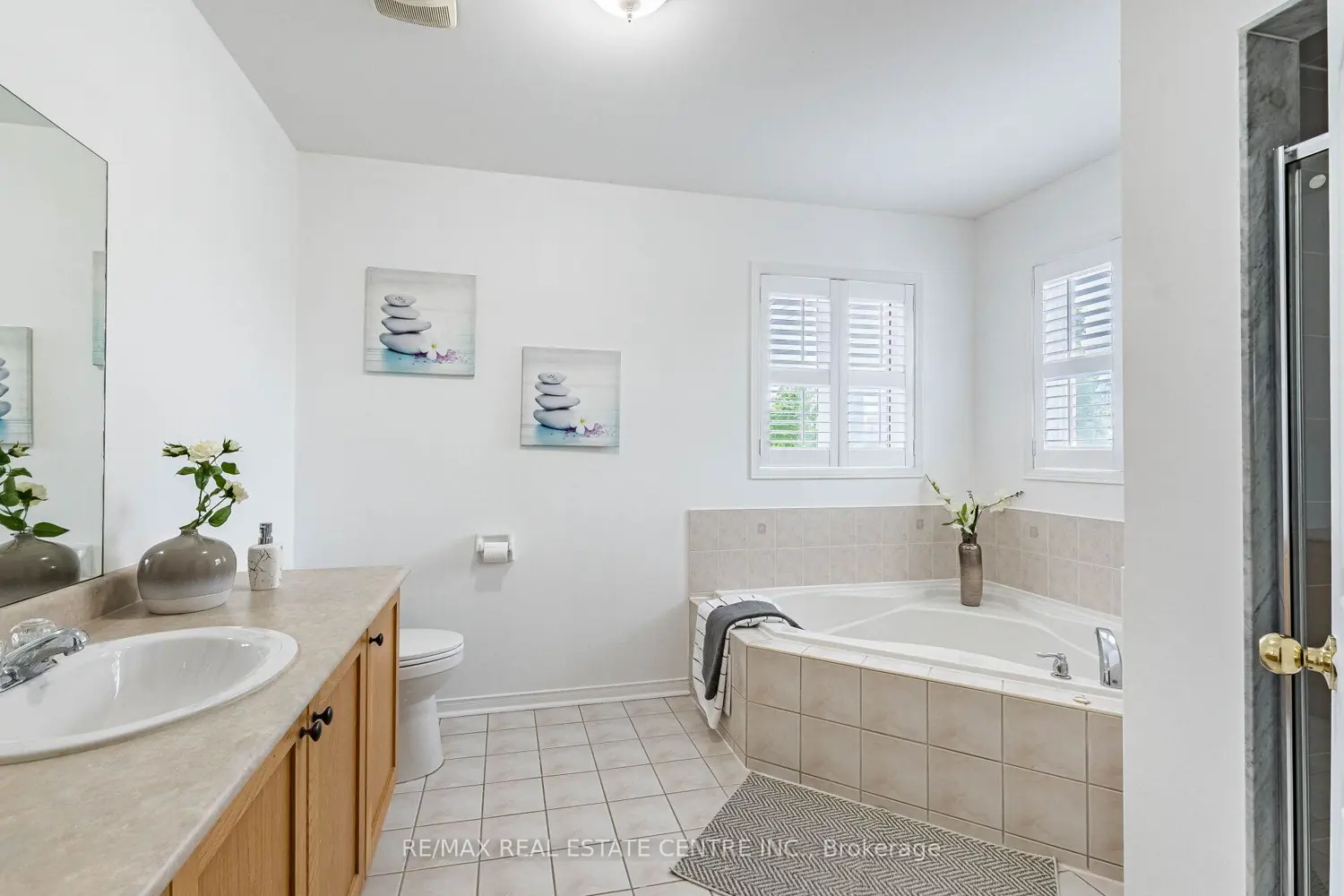 4322 Goldenrod Crescent photo 3