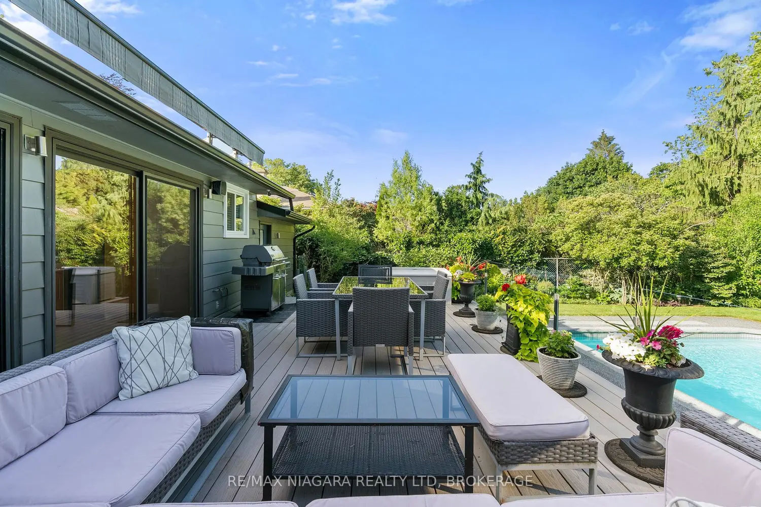 360 Dorchester Street photo 2