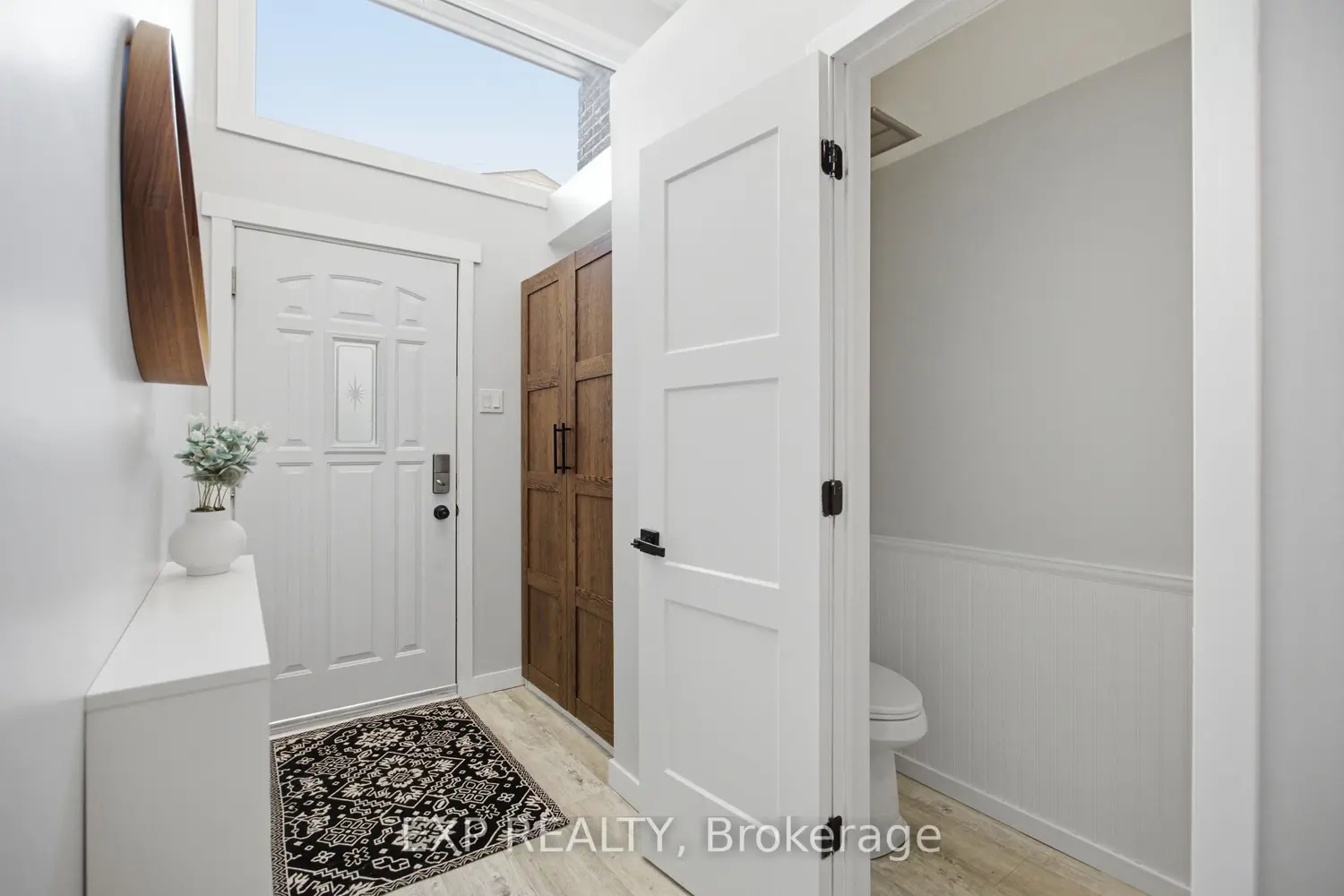 2092 Eric Crescent photo 3