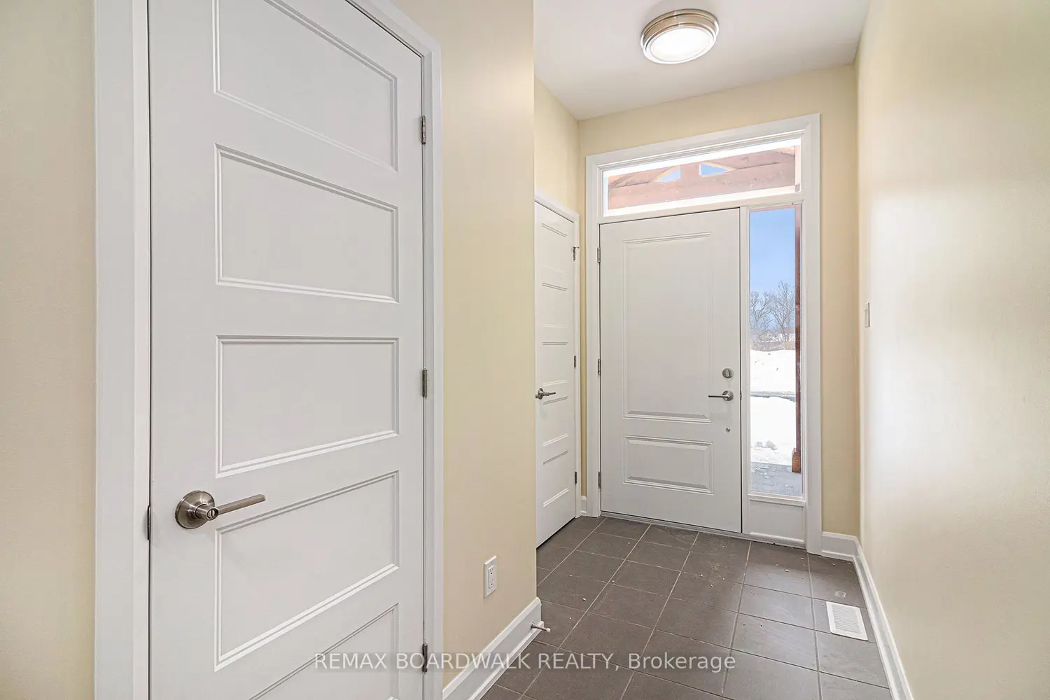 343 Voyageur Place photo 2