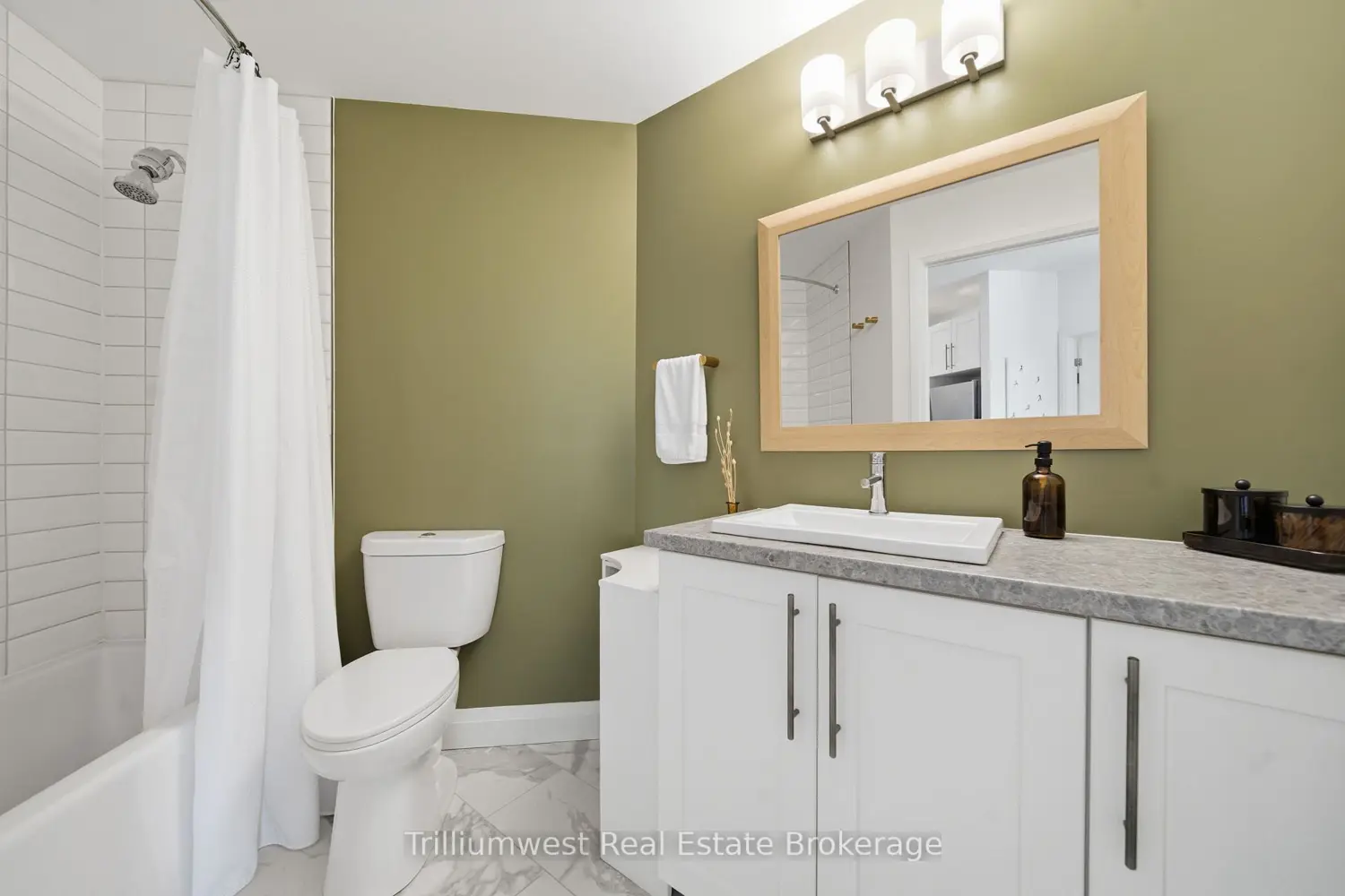 332 Gosling Gardens 202 photo 5
