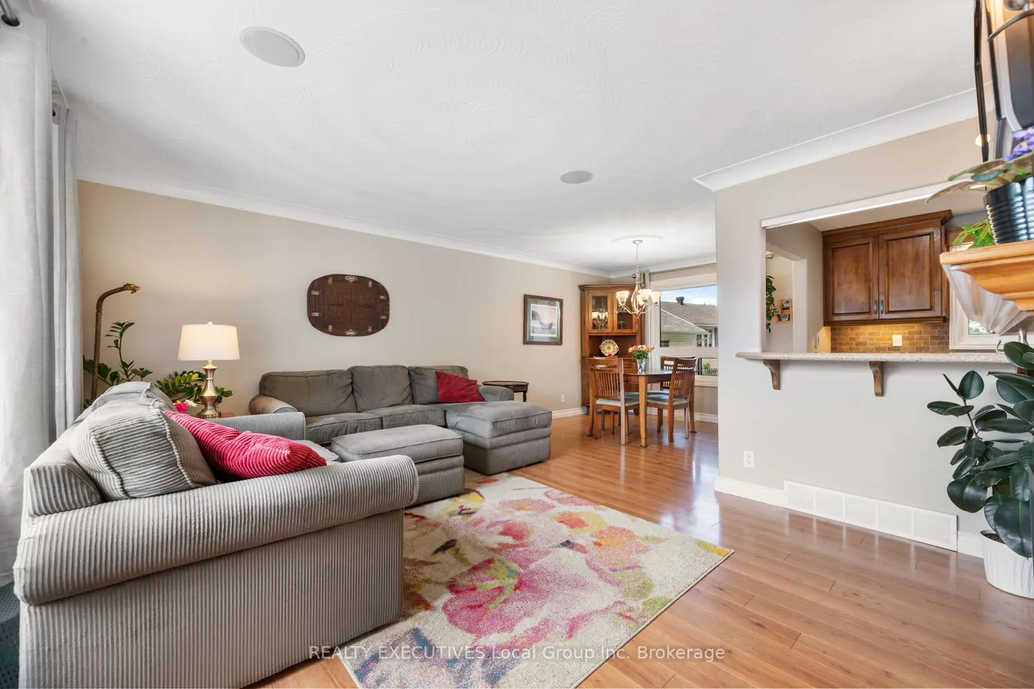 1452 Pinegrove Crescent photo 3