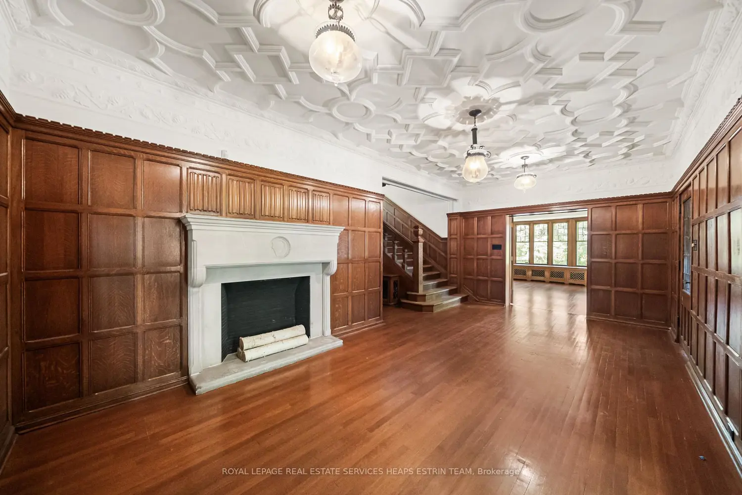 208 Roxborough Drive photo 4