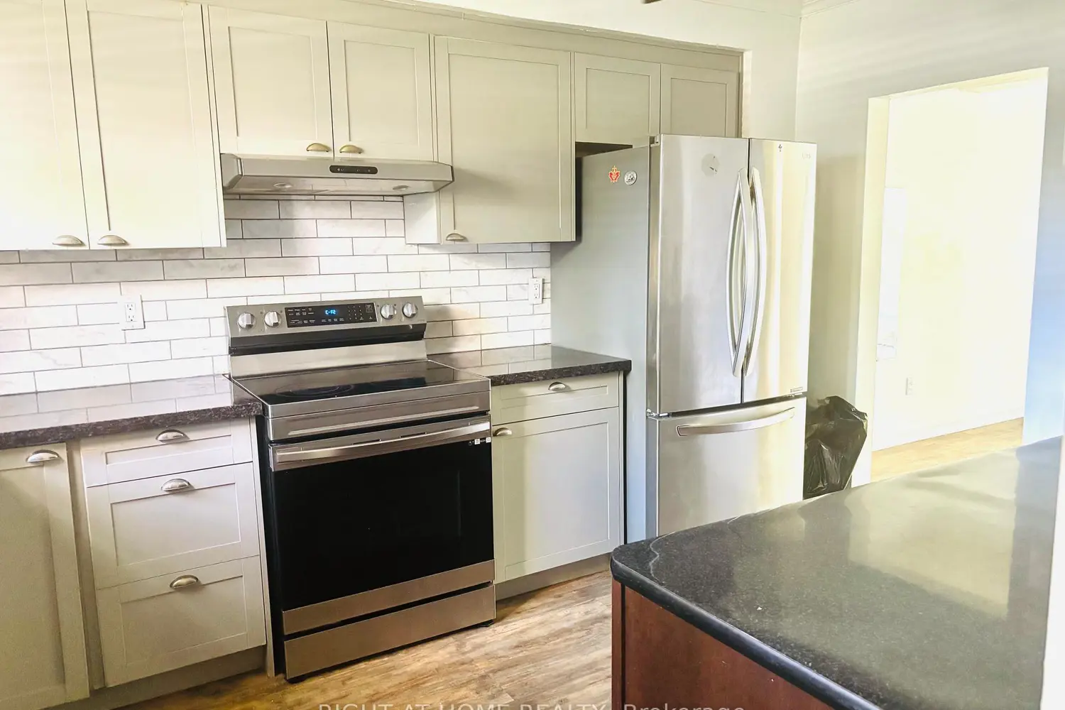 925 Bayly Street 7 photo 3