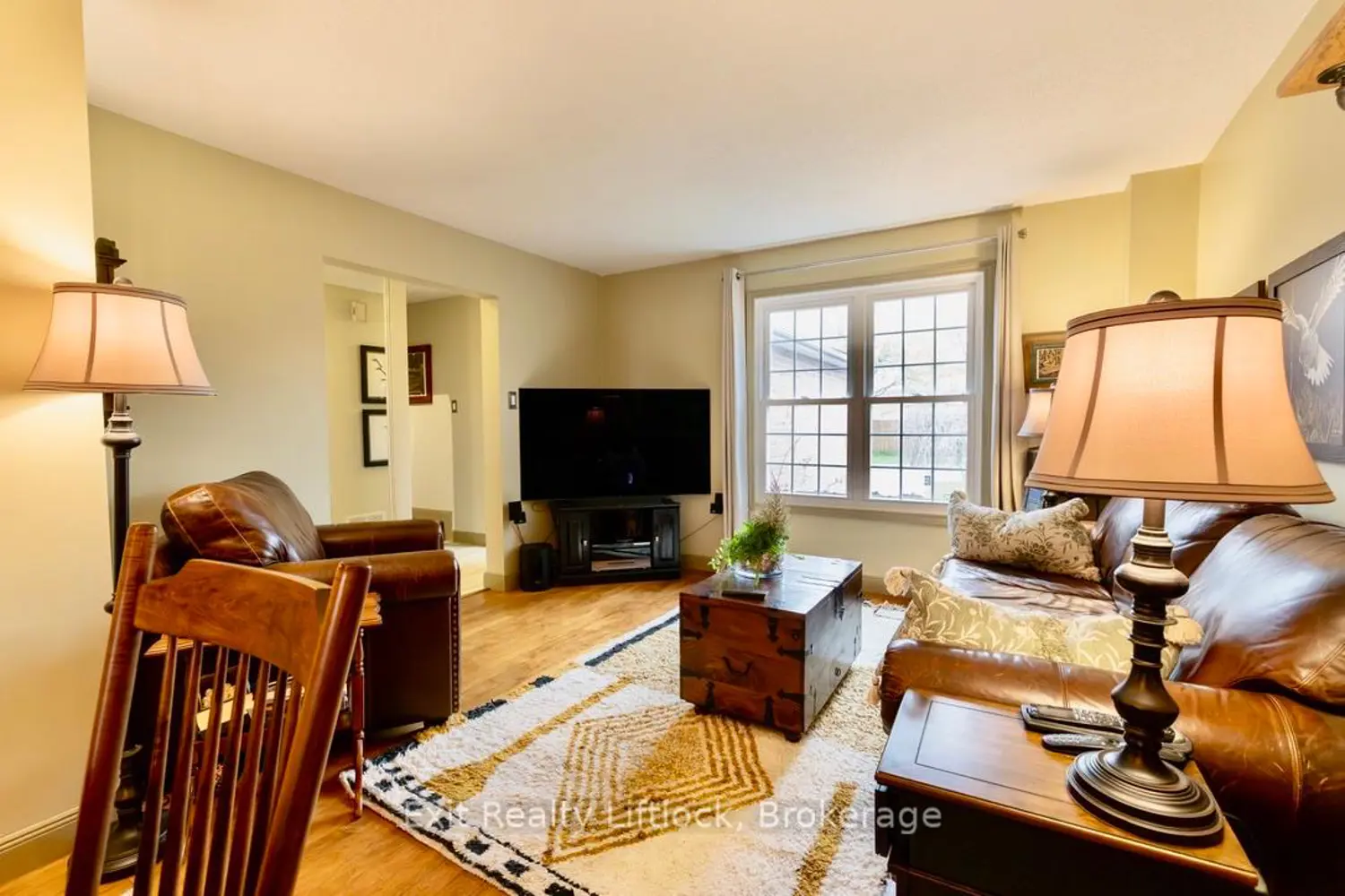 84 Hillhurst Crescent photo 3