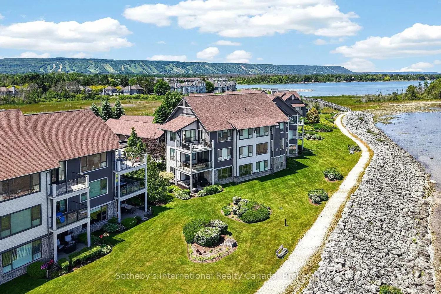 555 Mariners Way photo 2