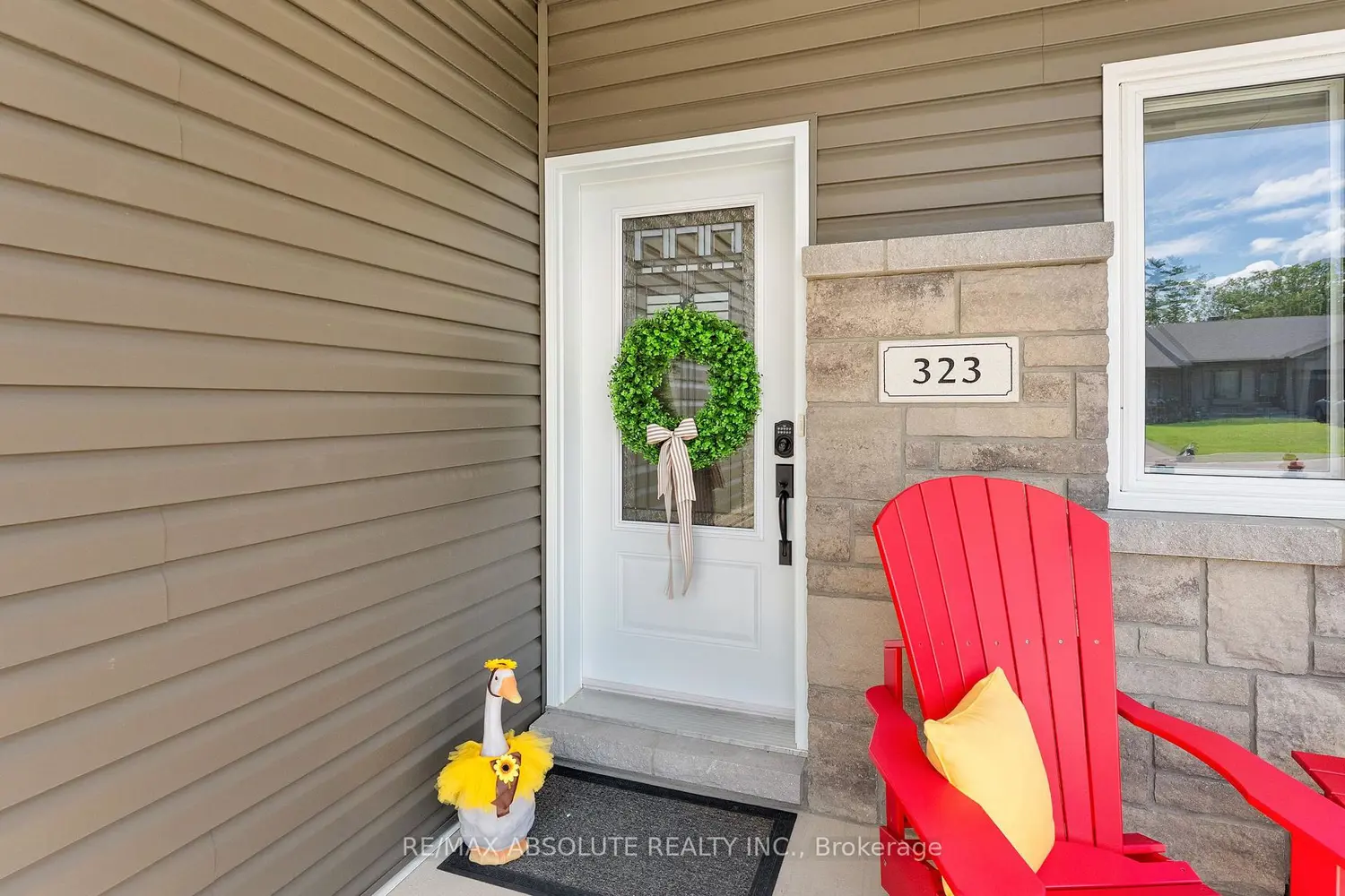 323 Forestview Crescent photo 2