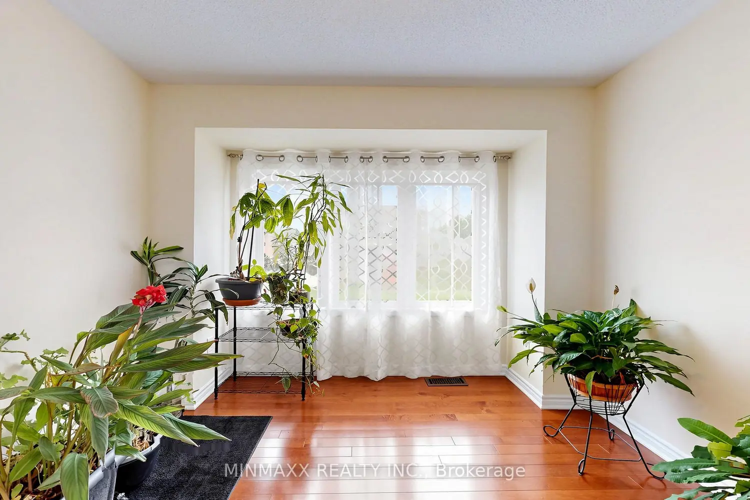 293 Reis Place photo 5