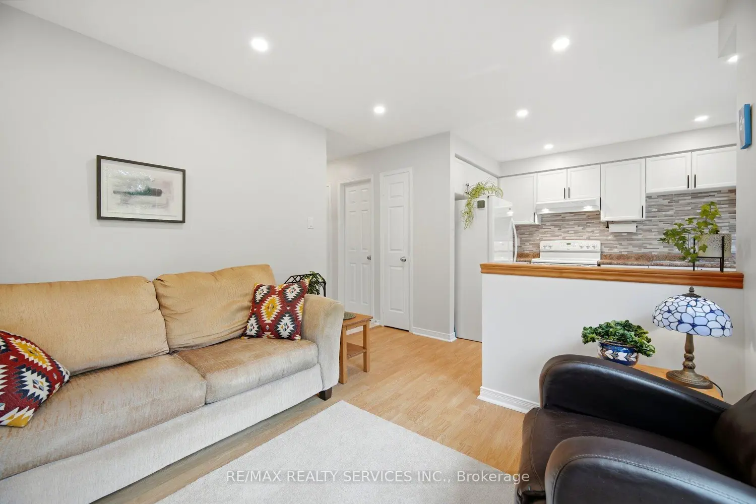 38 Furrows End photo 2