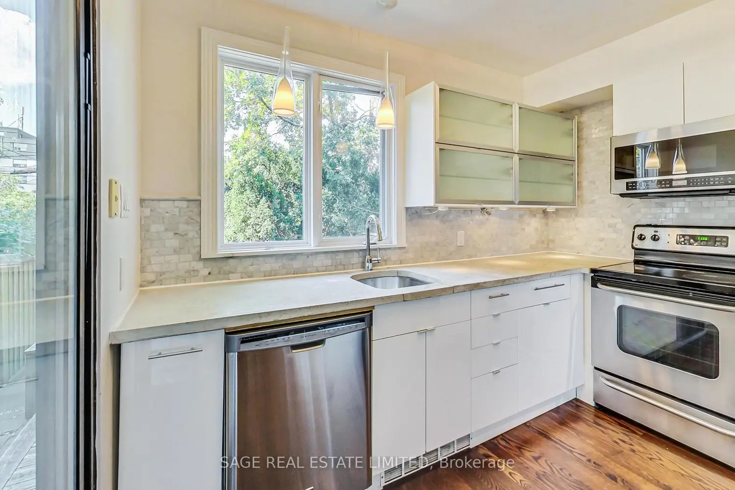 46 Alberta Avenue photo 4