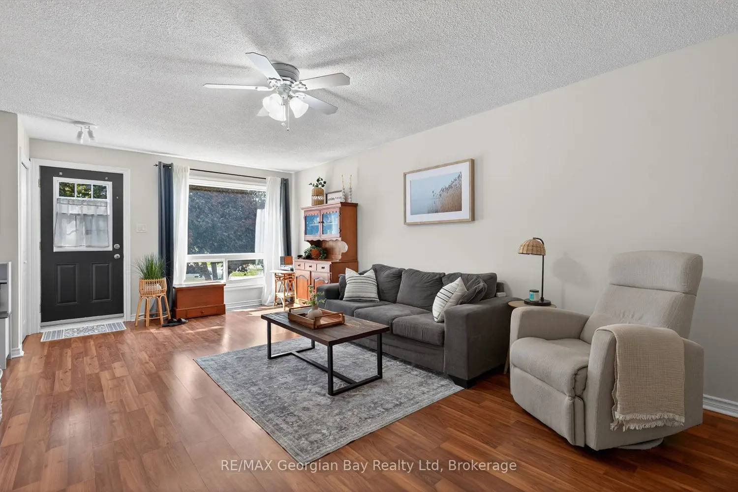 1060 Harbourview Drive photo 2