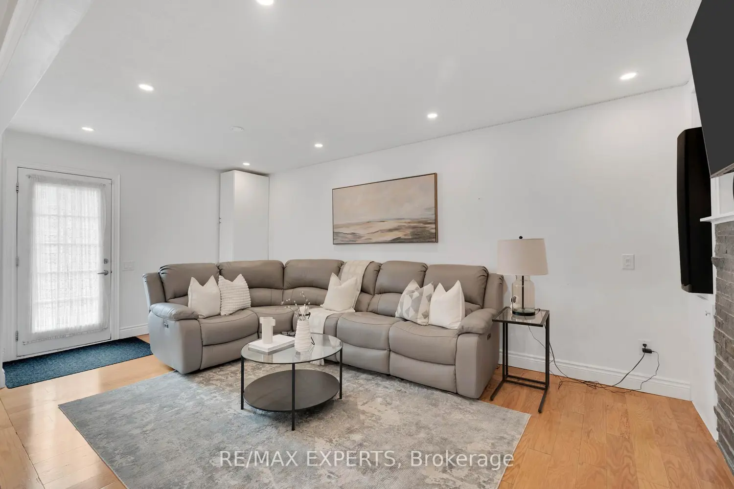 35 Lawrence Avenue photo 5