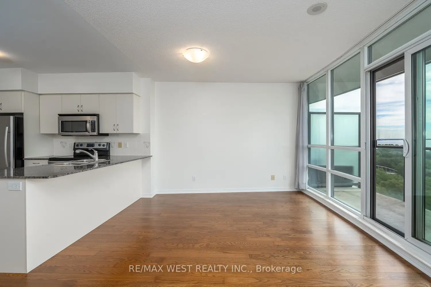 2240 Lakeshore Boulevard 908 photo 4