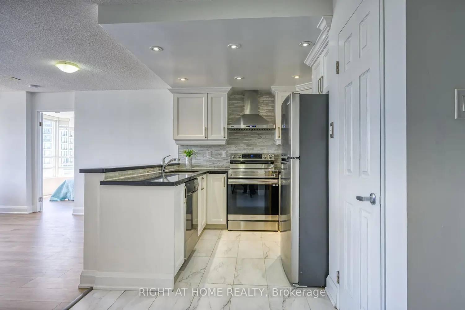 50 Kingsbridge Garden Circle 1408 photo 4