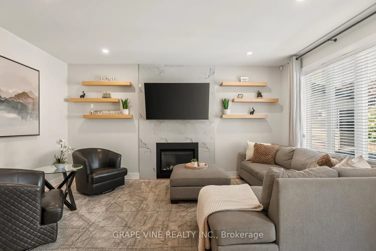 523 Adamson Crescent photo 3
