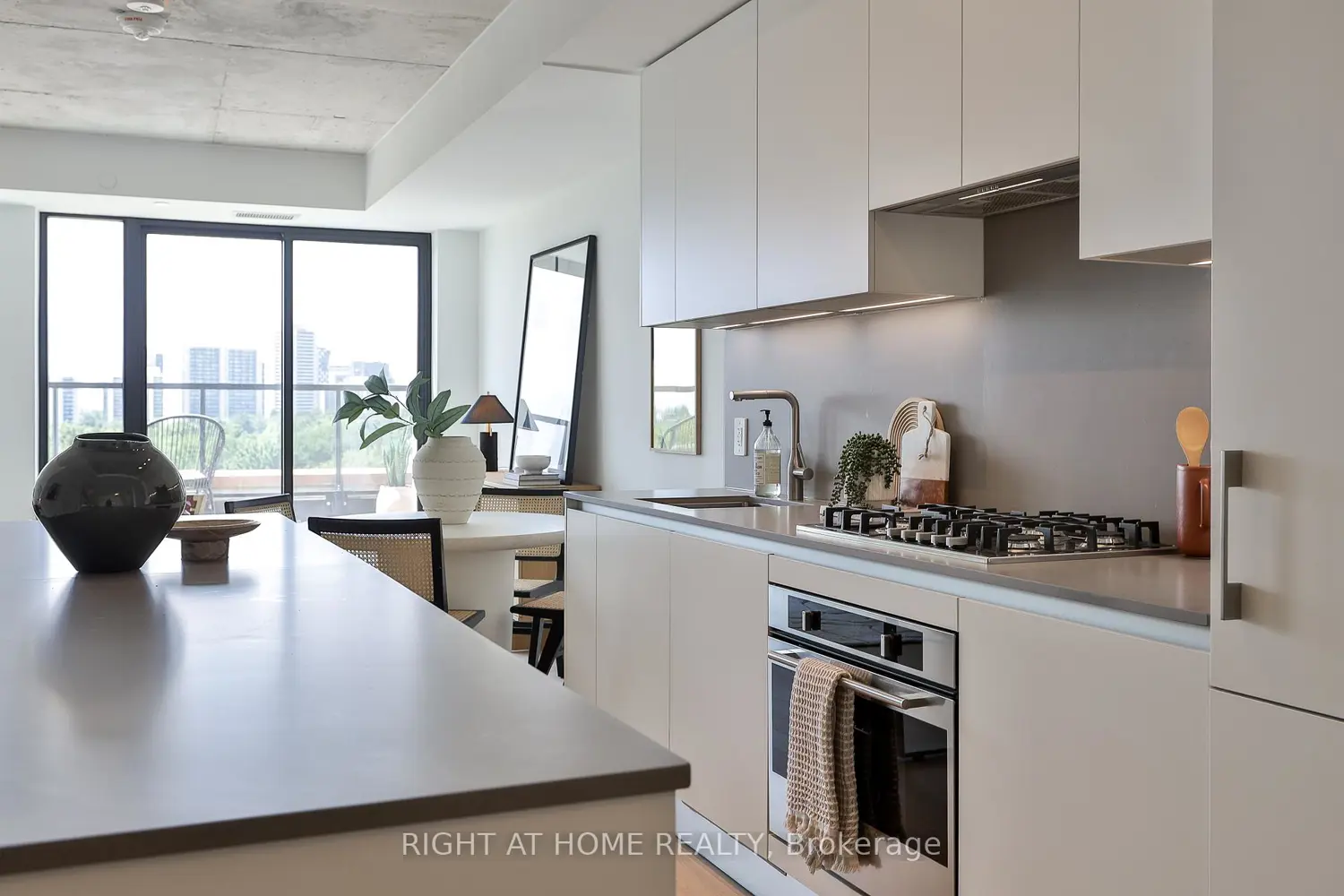 2720 Dundas Street 604 photo 4