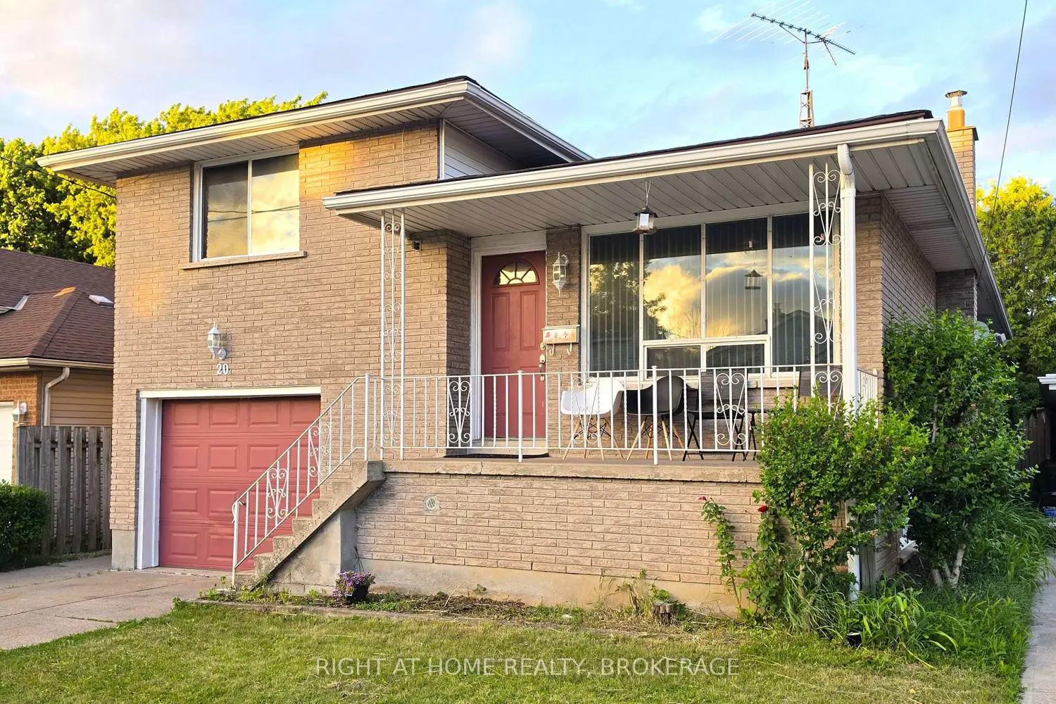 20 Augusta Avenue photo 2