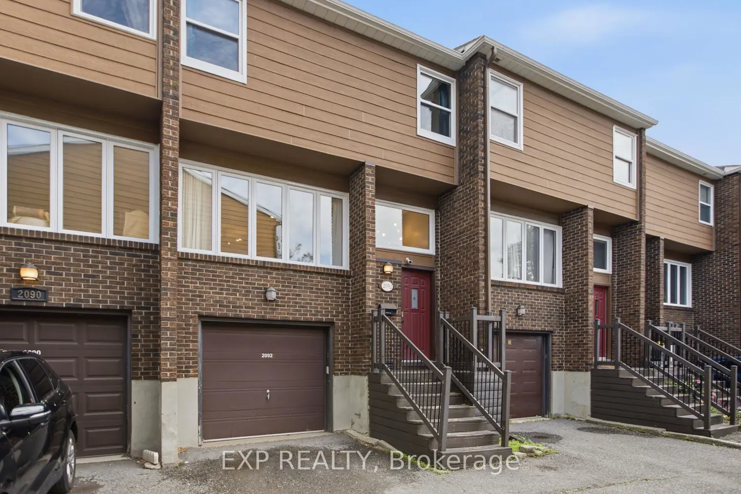 2092 Eric Crescent photo 2