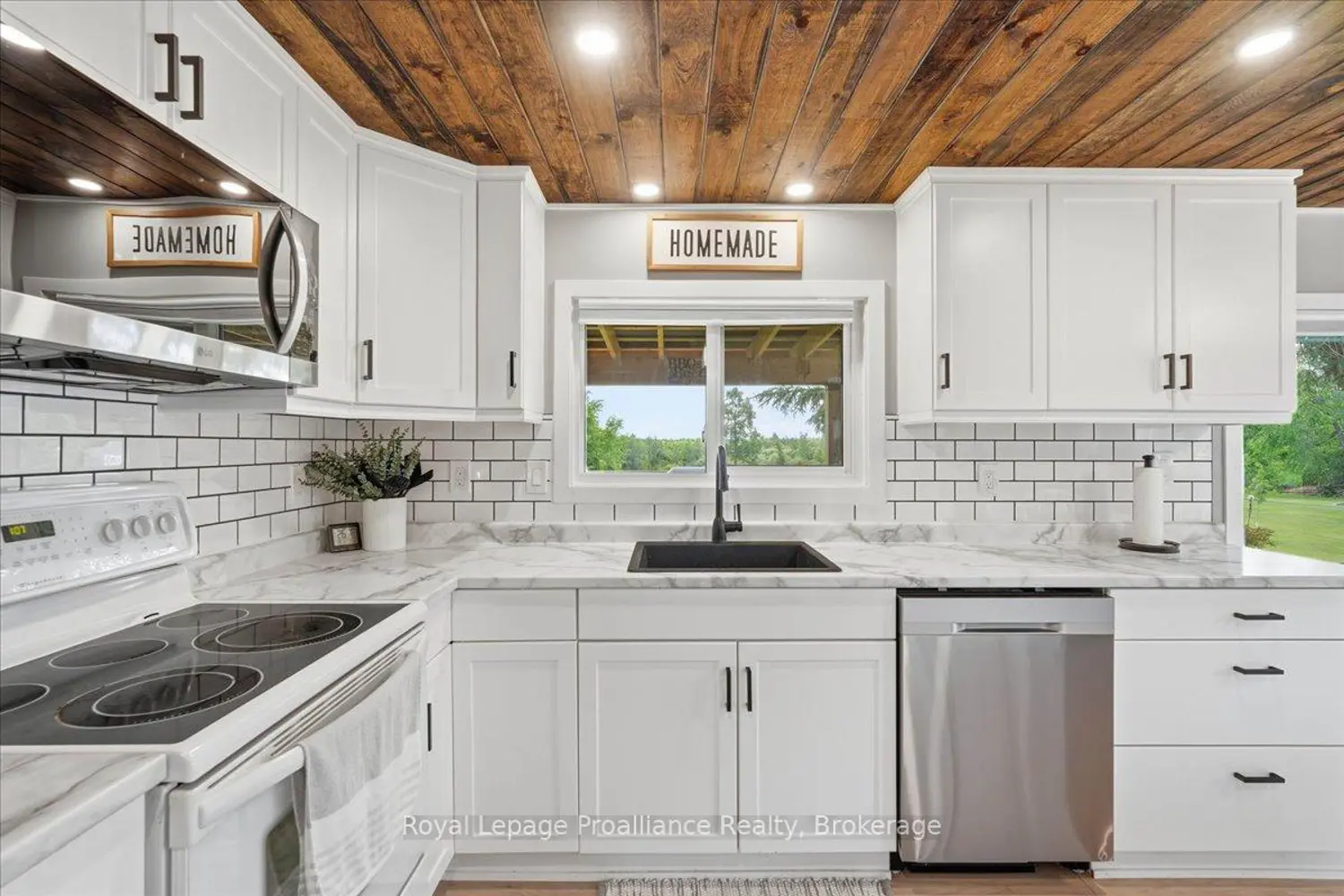 596 Courneya Road photo 2