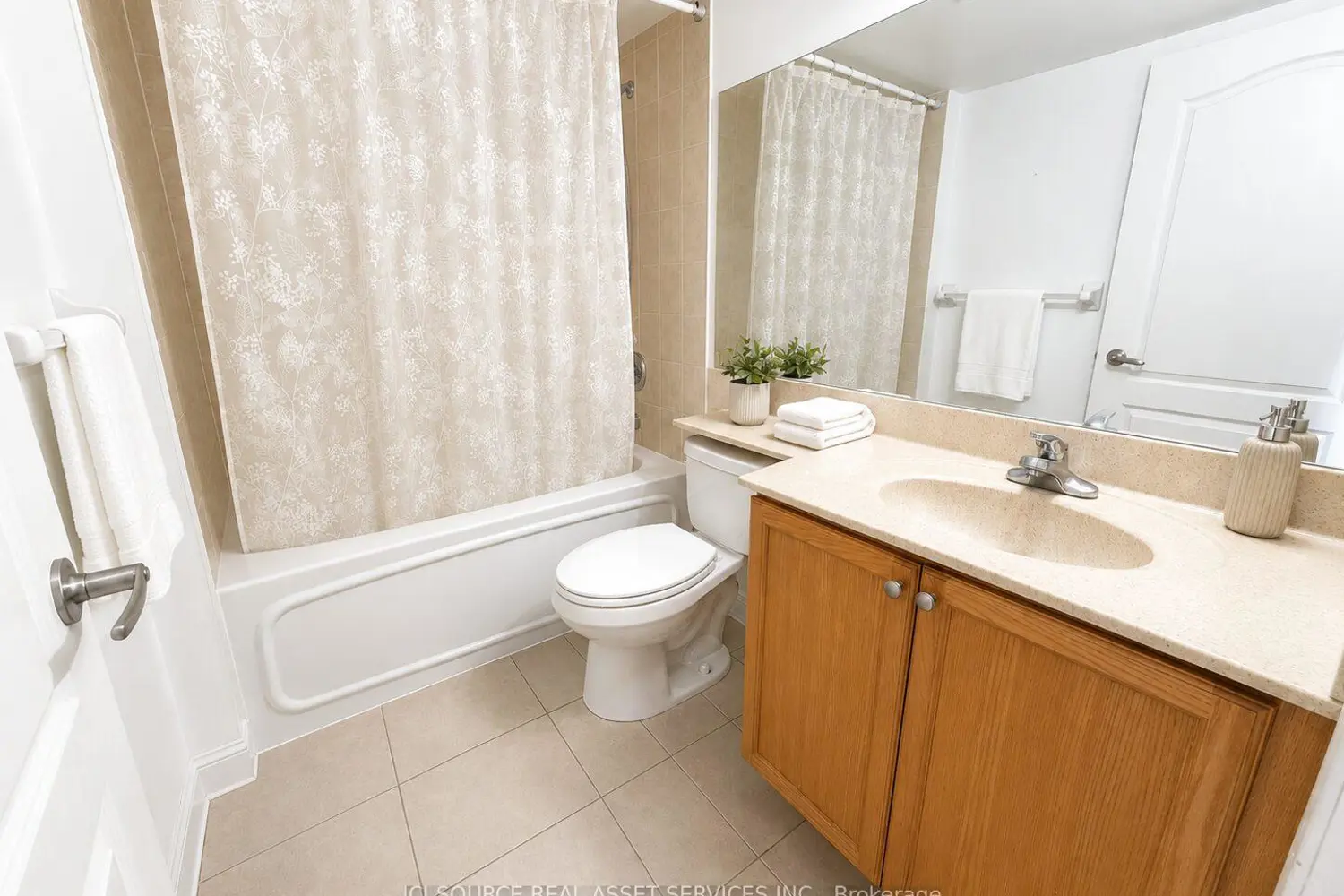 33 Elm Drive 607 photo 4
