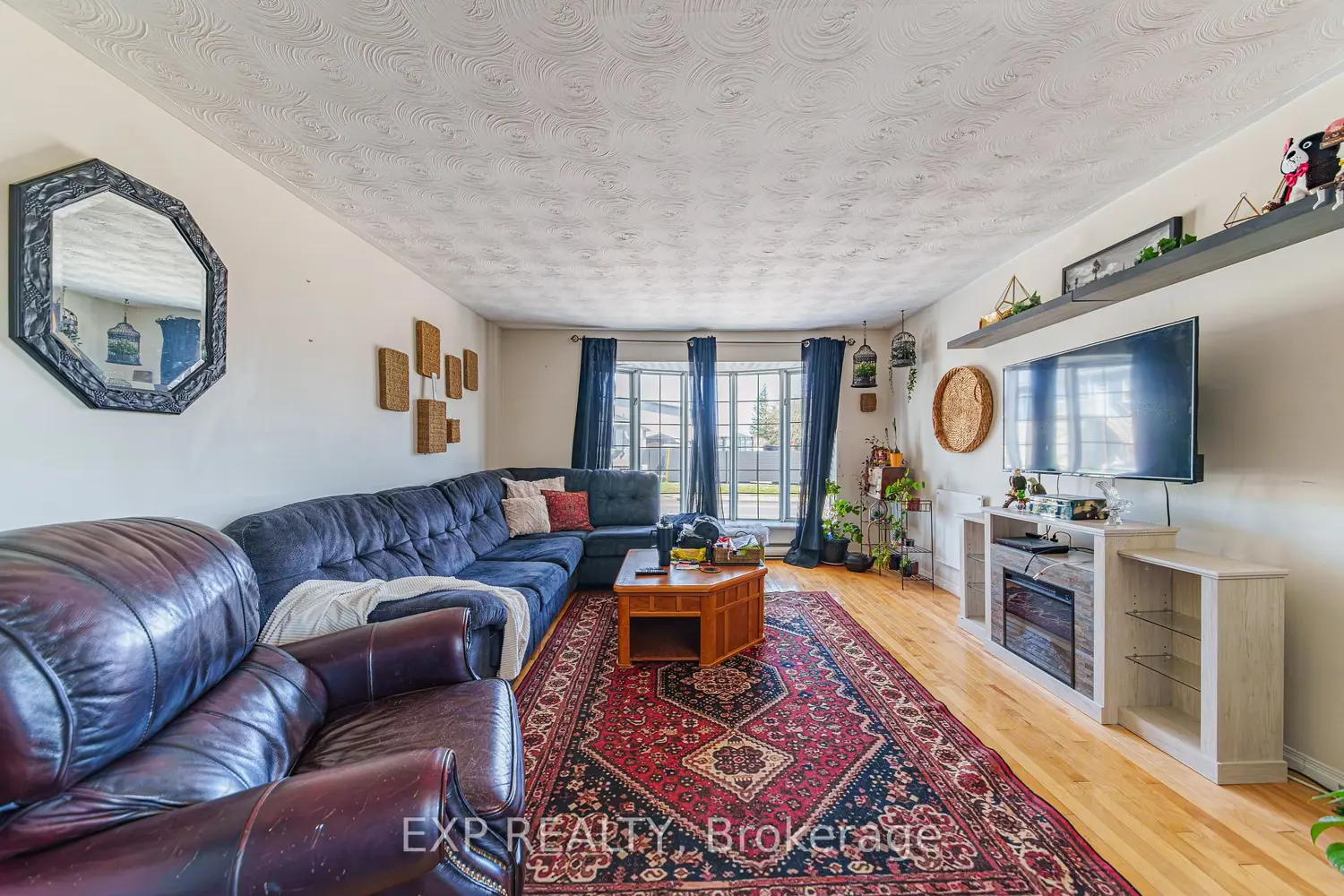4612 Ste Catherine Street photo 2