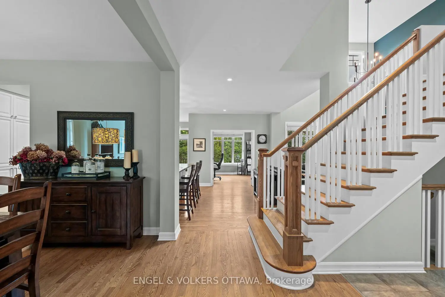 564 Erinwoods Circle photo 4