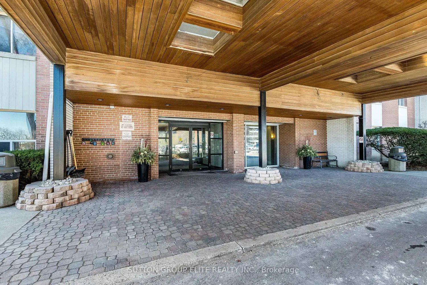 1660 Bloor Street 502 photo 2