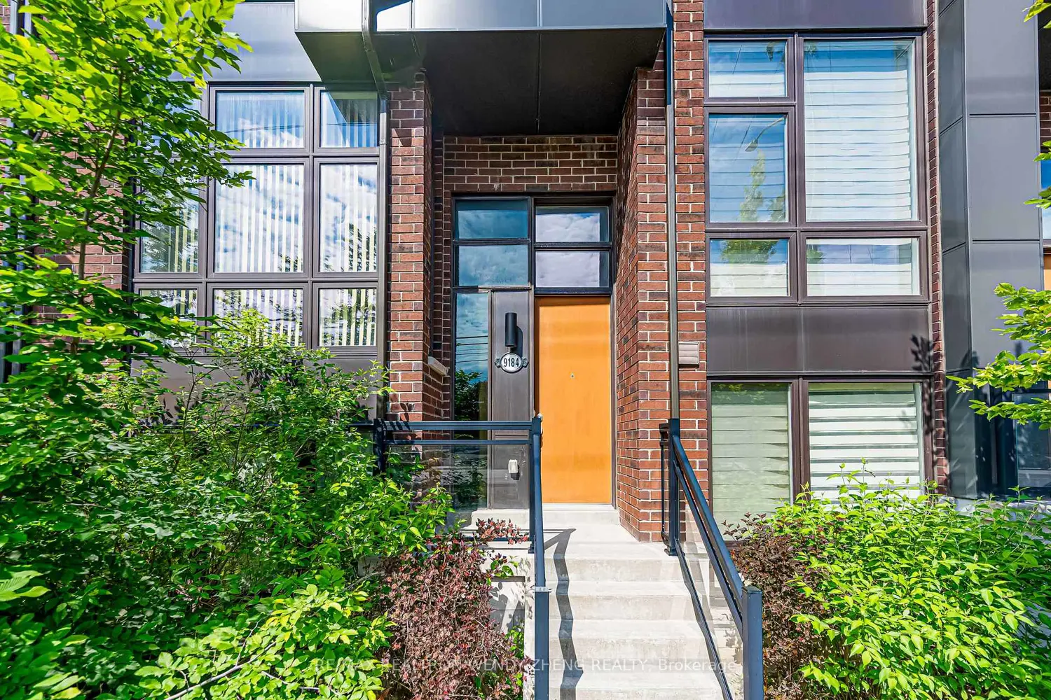 9184 Bathurst Street photo 2