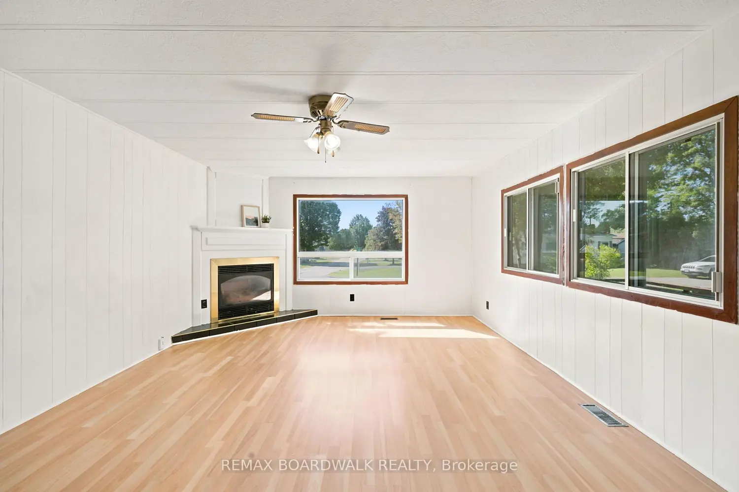 516 Maplegrove Road photo 3