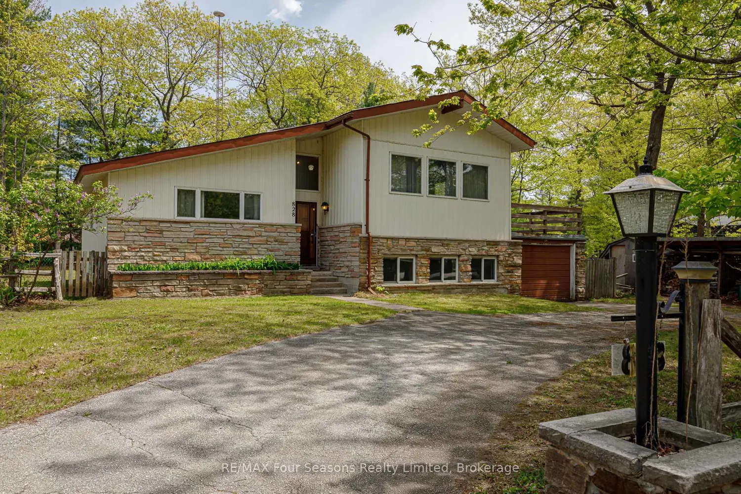 828 Oxbow Park Drive photo 2