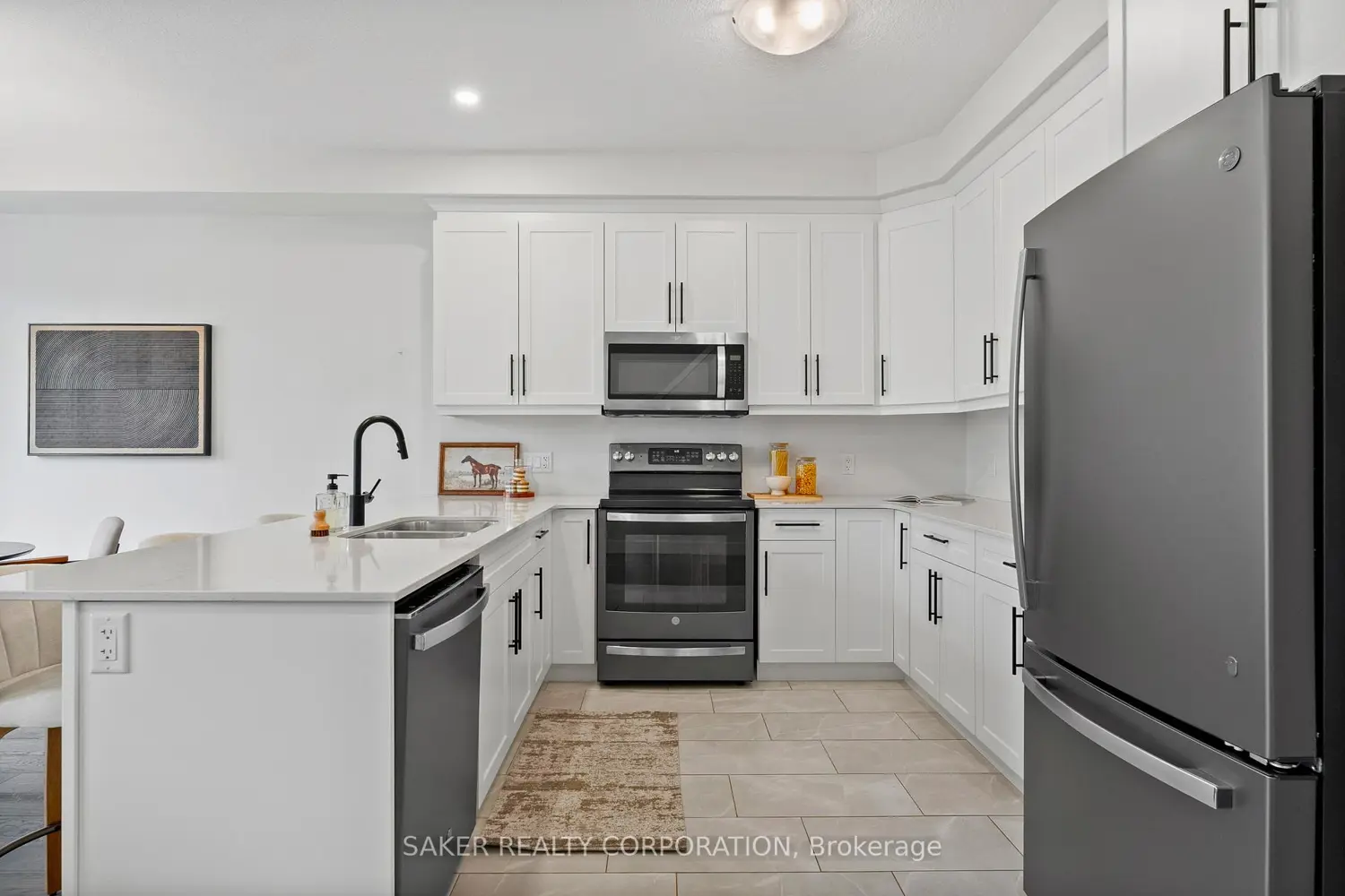 939 Deveron Crescent photo 2