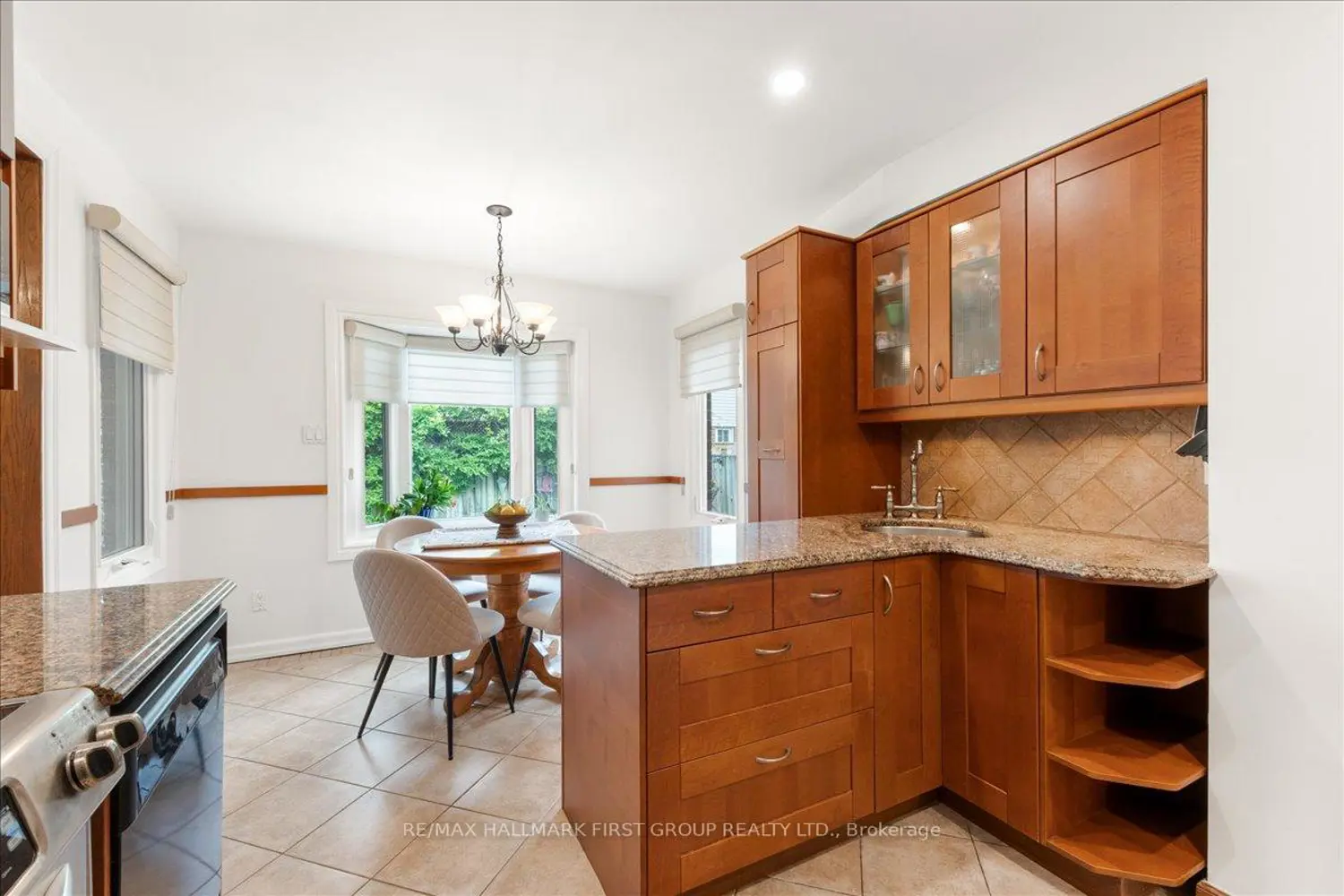1276 Maple Ridge Drive photo 2
