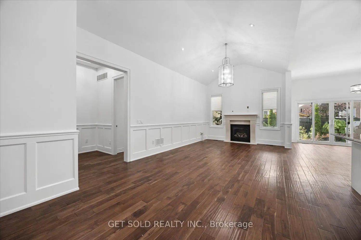 392 Woodgate Pines Drive photo 4