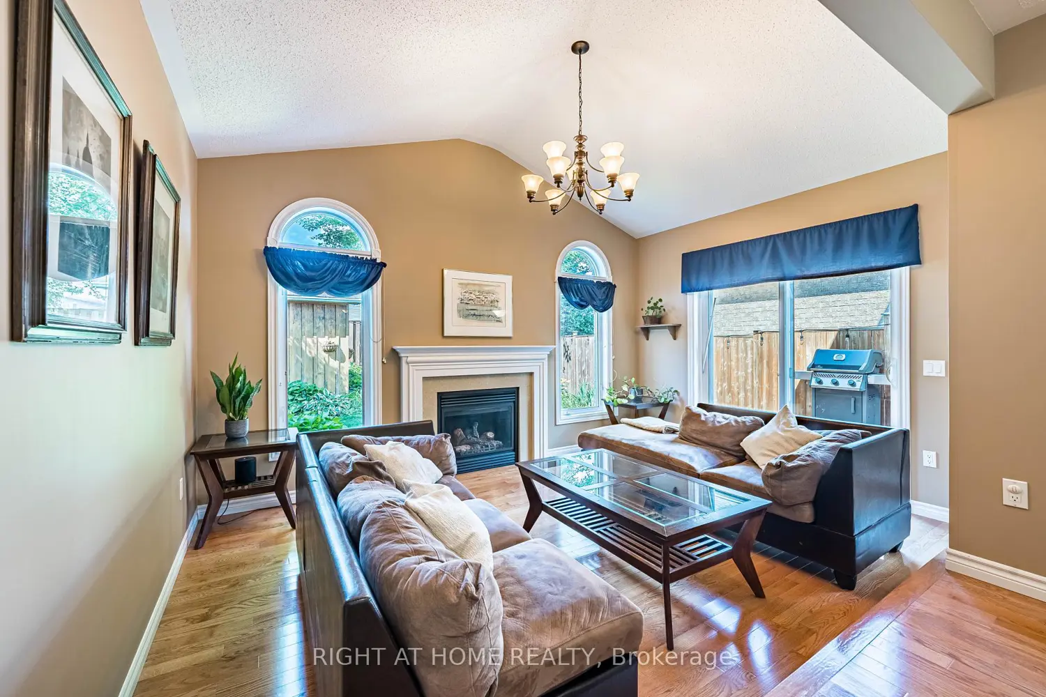 1352 Wadebridge Crescent photo 2
