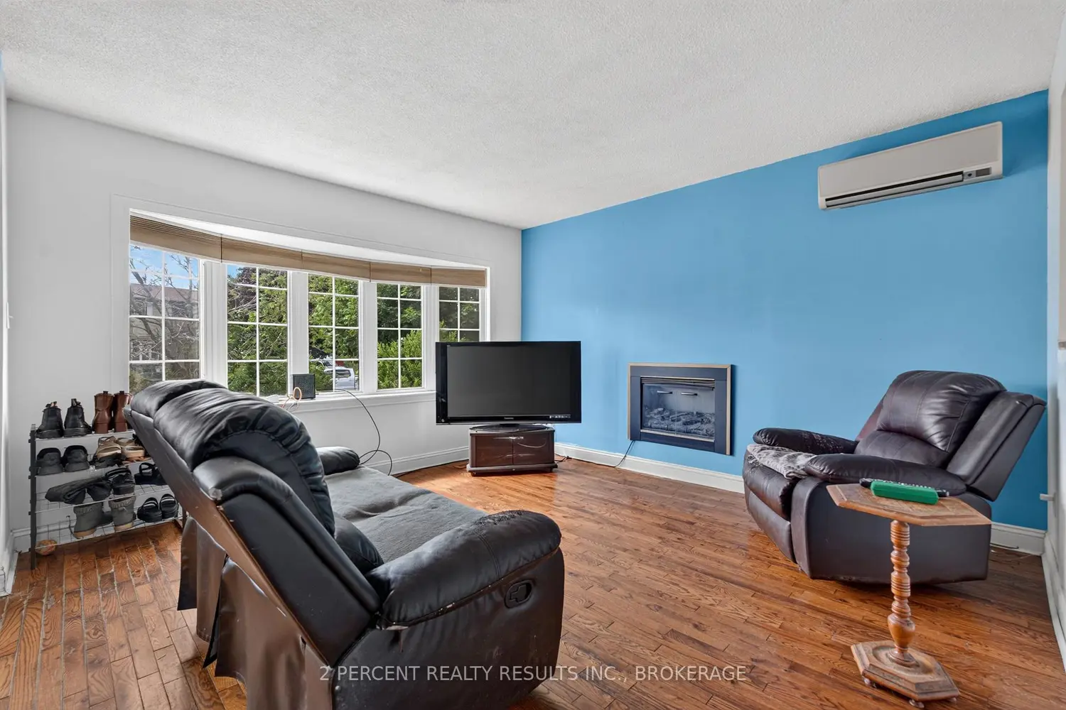 1046 Pinewood Place photo 2