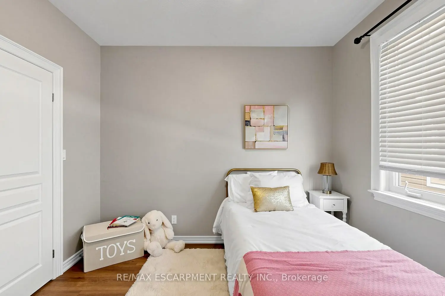 18 Gateway Avenue photo 3