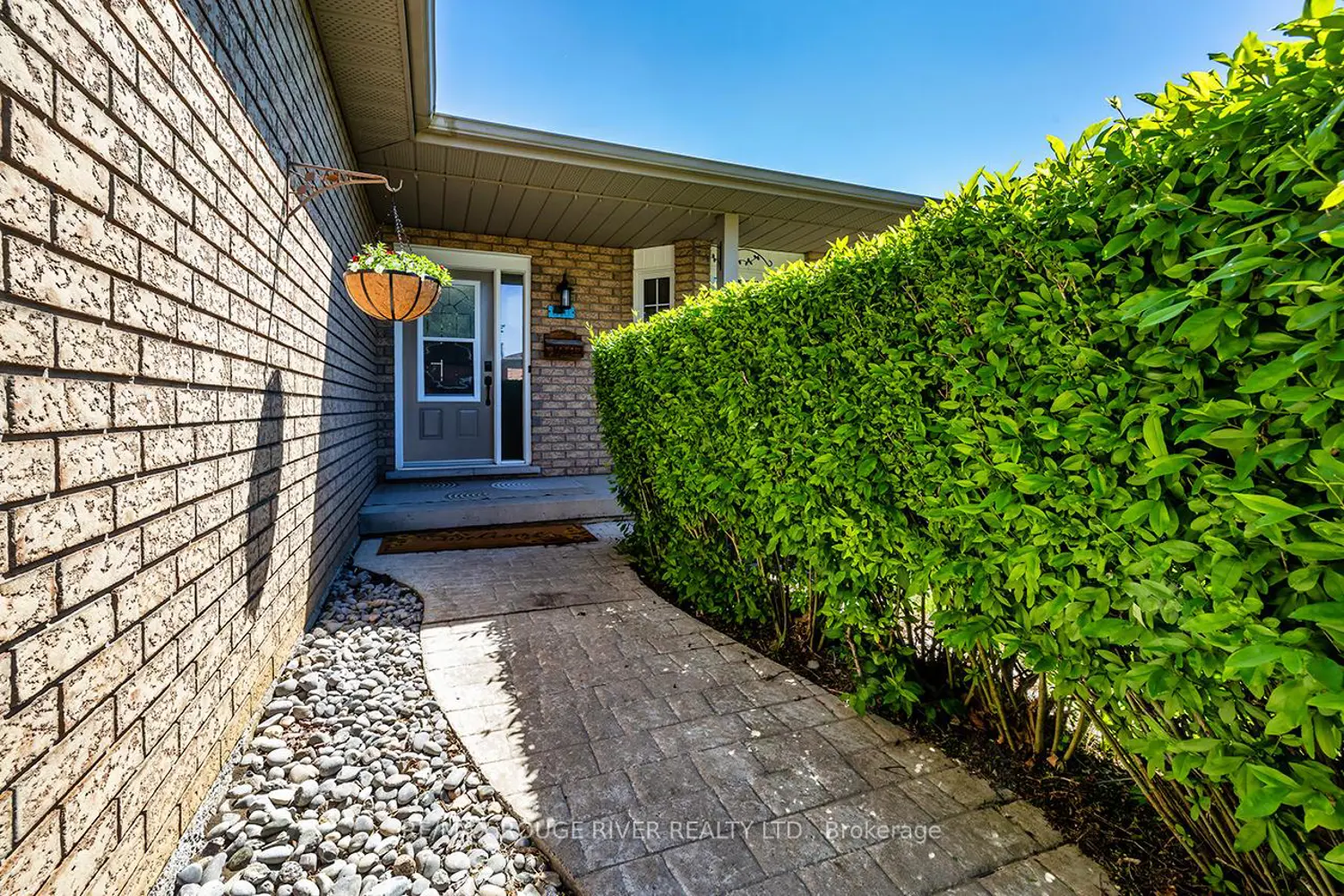 640 Pinewood Drive photo 2
