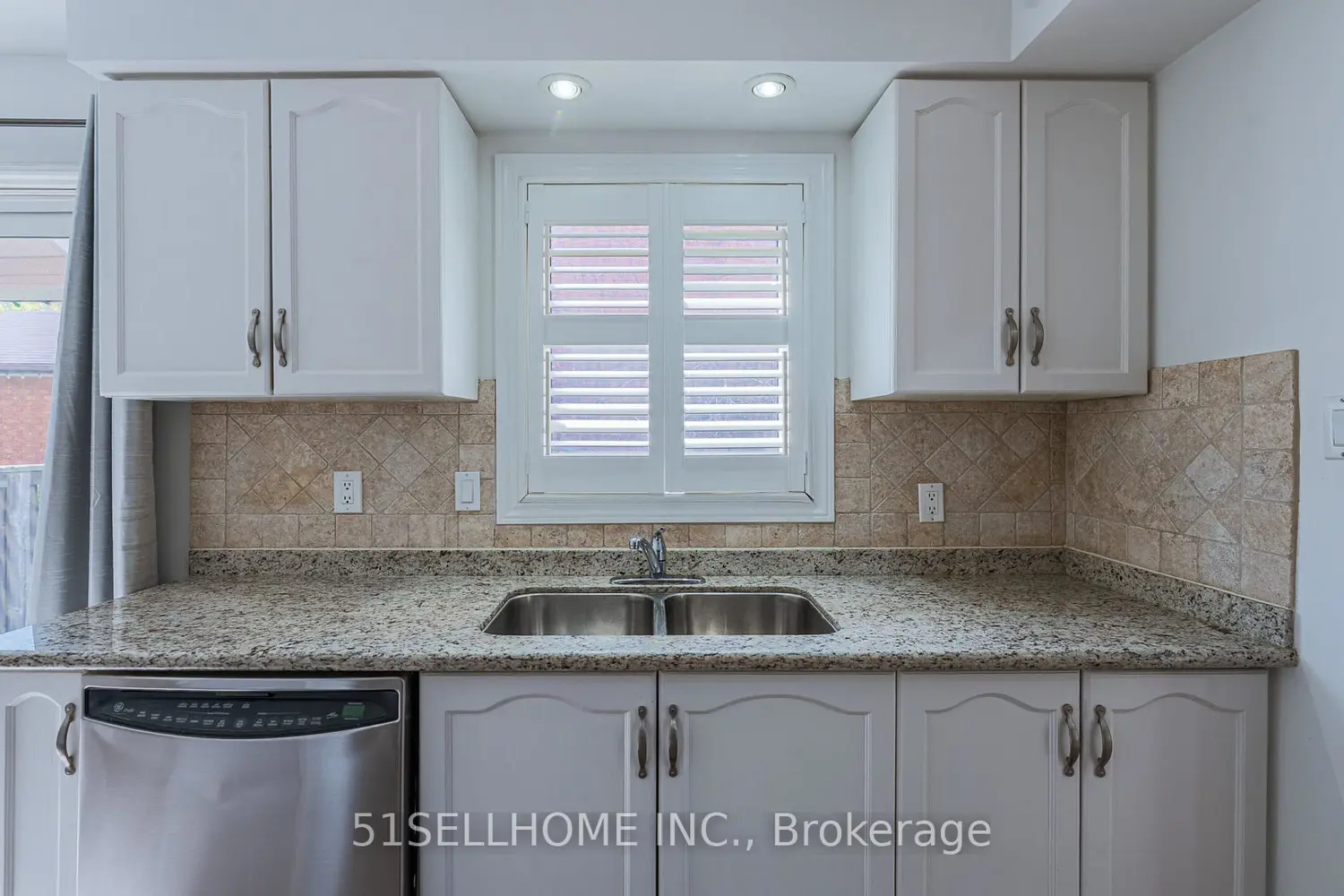 846 Savoy Crescent photo 3