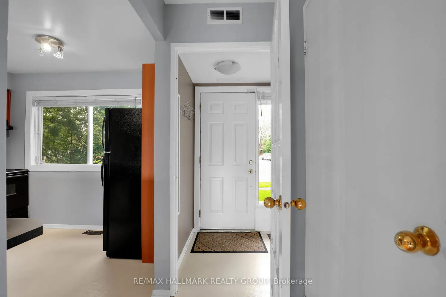 2912 Fairlea Crescent photo 2