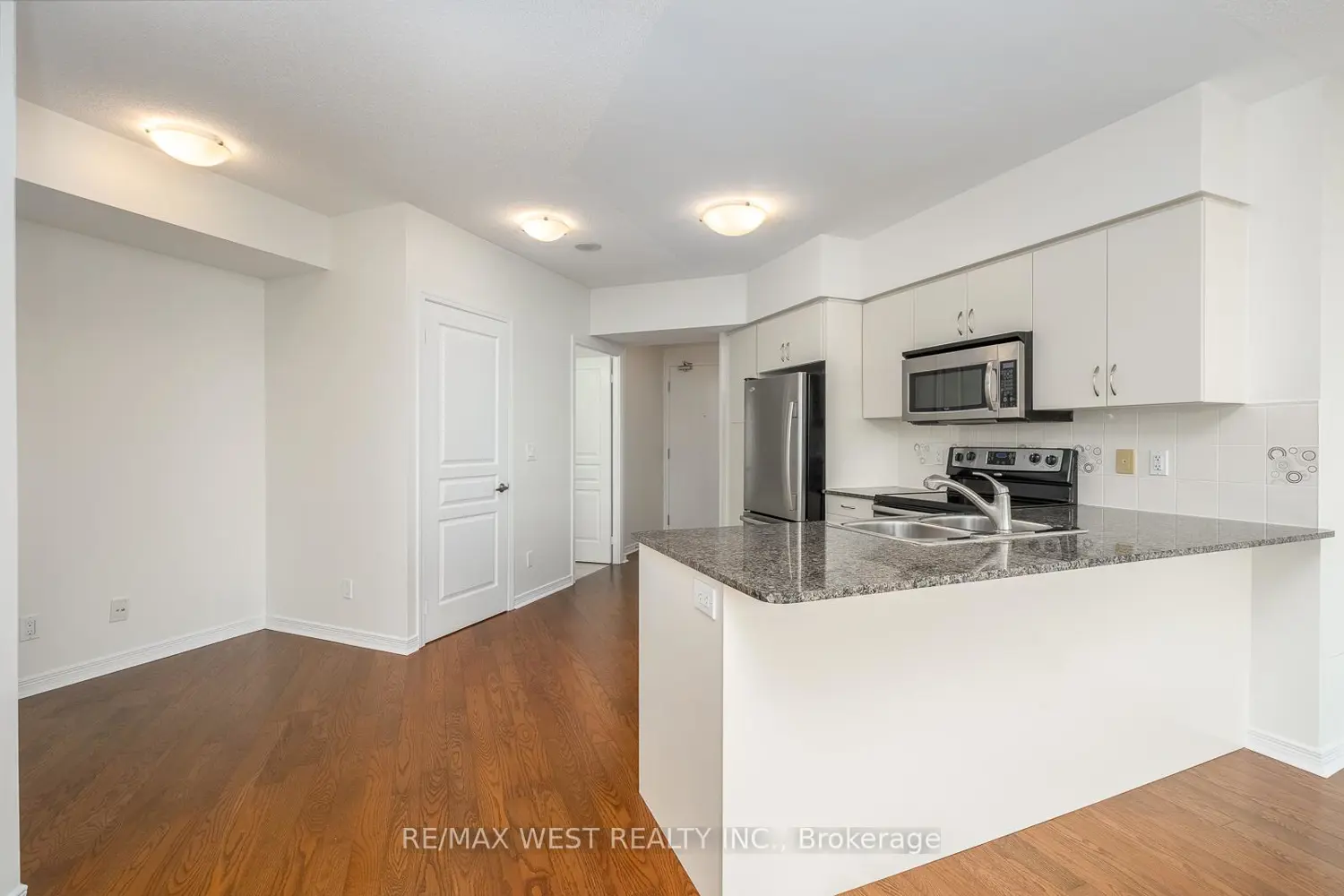 2240 Lakeshore Boulevard 908 photo 5
