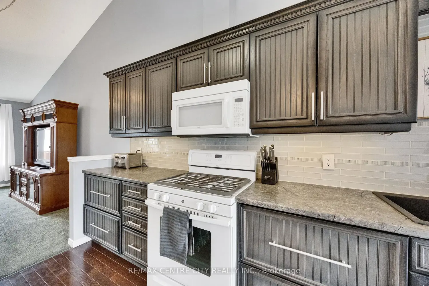 861 Shelborne Street 21 photo 3