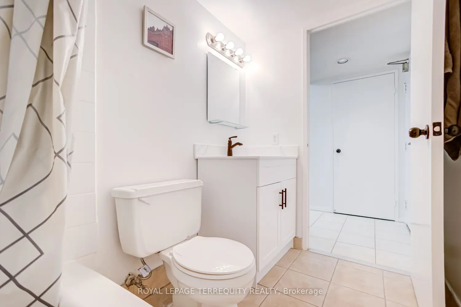 633 Bay Street 2302 photo 4